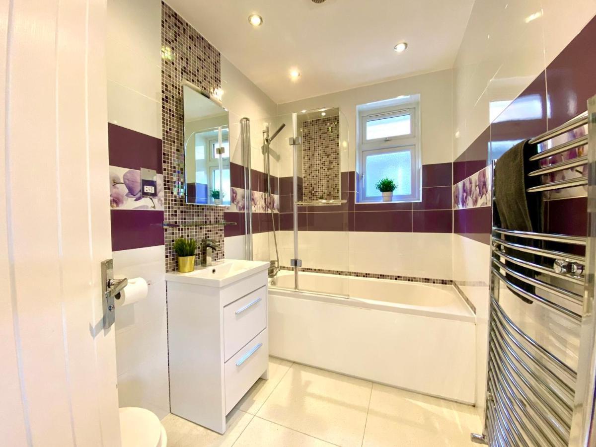 2 Min Walk To The Best Beach! Stunning Newly Refurbished Stylish 2 Bedroom Apartment! - Great Location - Free Parking - Fast Wifi - Smart Tv - Sleeps Up To 4! Close To Bournemouth & Poole Town Centre & Sandbanks Extérieur photo