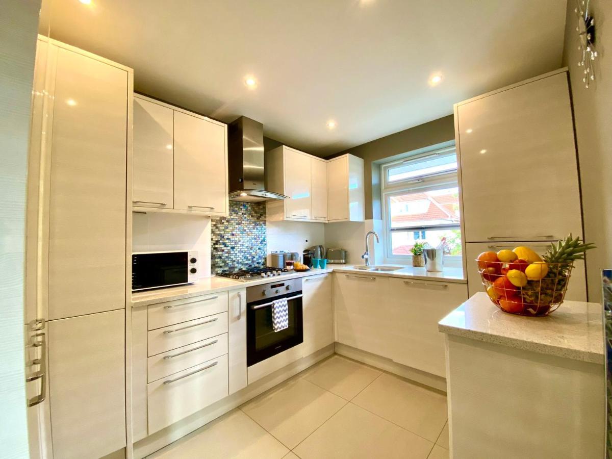 2 Min Walk To The Best Beach! Stunning Newly Refurbished Stylish 2 Bedroom Apartment! - Great Location - Free Parking - Fast Wifi - Smart Tv - Sleeps Up To 4! Close To Bournemouth & Poole Town Centre & Sandbanks Extérieur photo