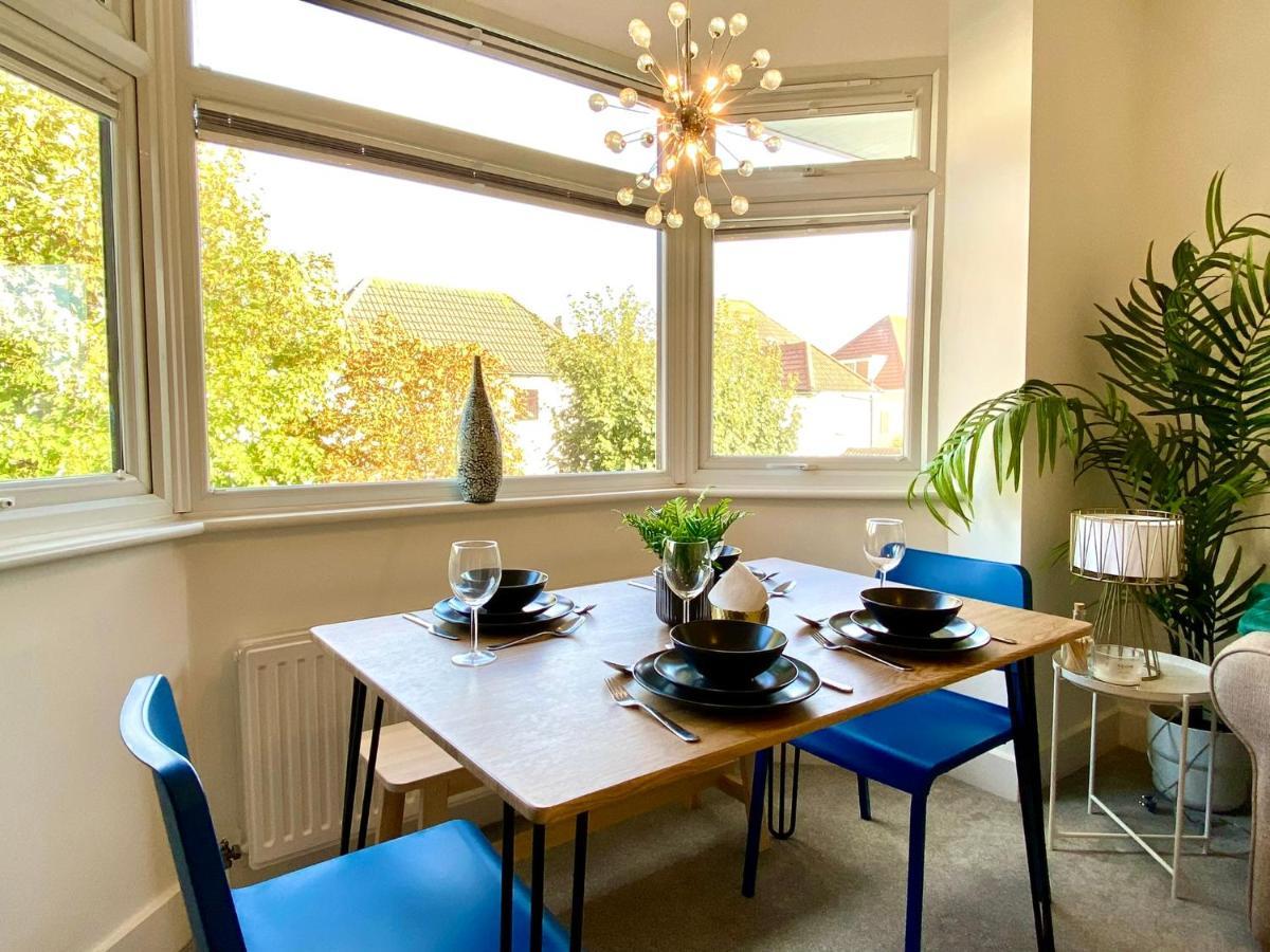 2 Min Walk To The Best Beach! Stunning Newly Refurbished Stylish 2 Bedroom Apartment! - Great Location - Free Parking - Fast Wifi - Smart Tv - Sleeps Up To 4! Close To Bournemouth & Poole Town Centre & Sandbanks Extérieur photo