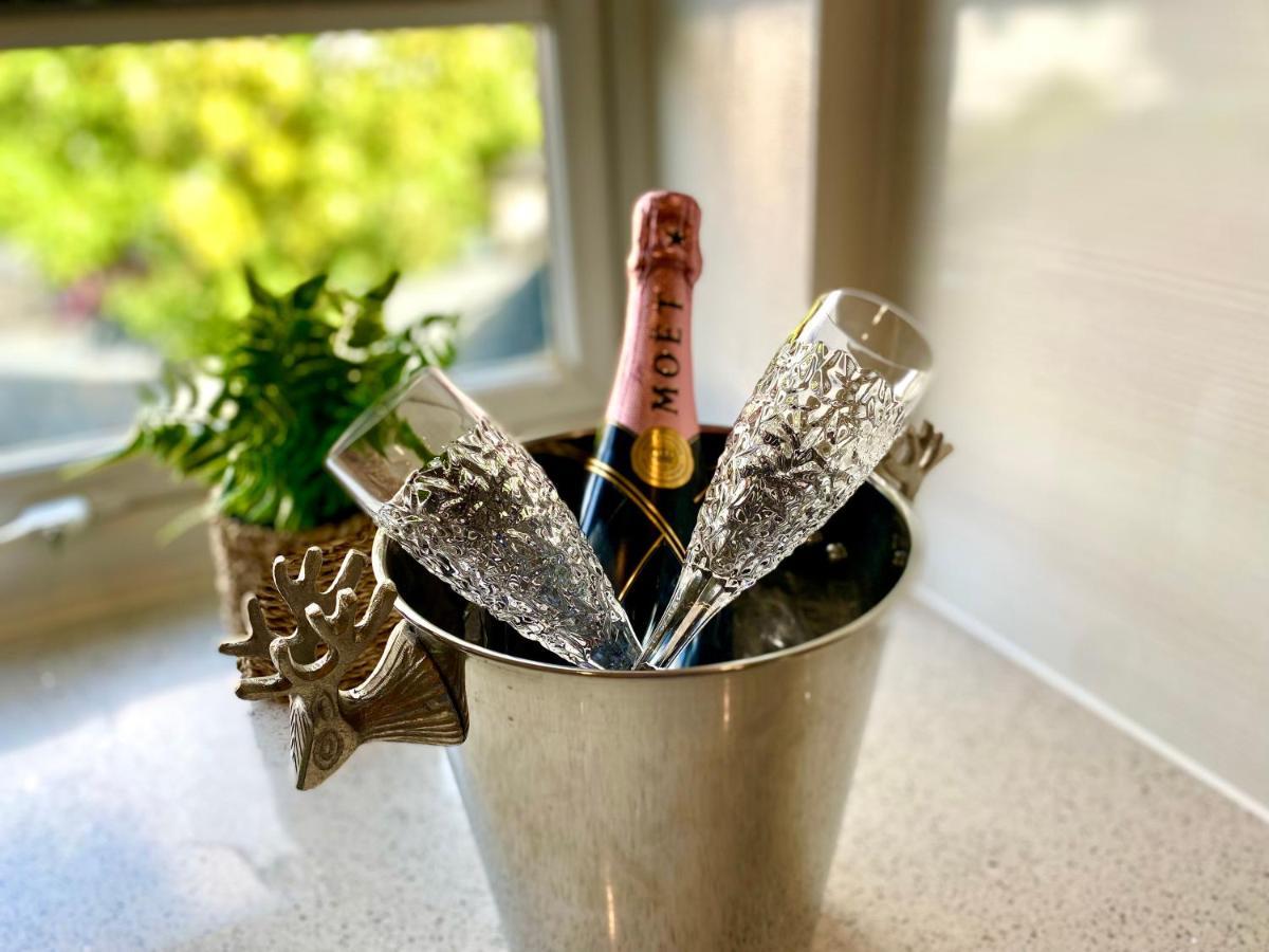 2 Min Walk To The Best Beach! Stunning Newly Refurbished Stylish 2 Bedroom Apartment! - Great Location - Free Parking - Fast Wifi - Smart Tv - Sleeps Up To 4! Close To Bournemouth & Poole Town Centre & Sandbanks Extérieur photo