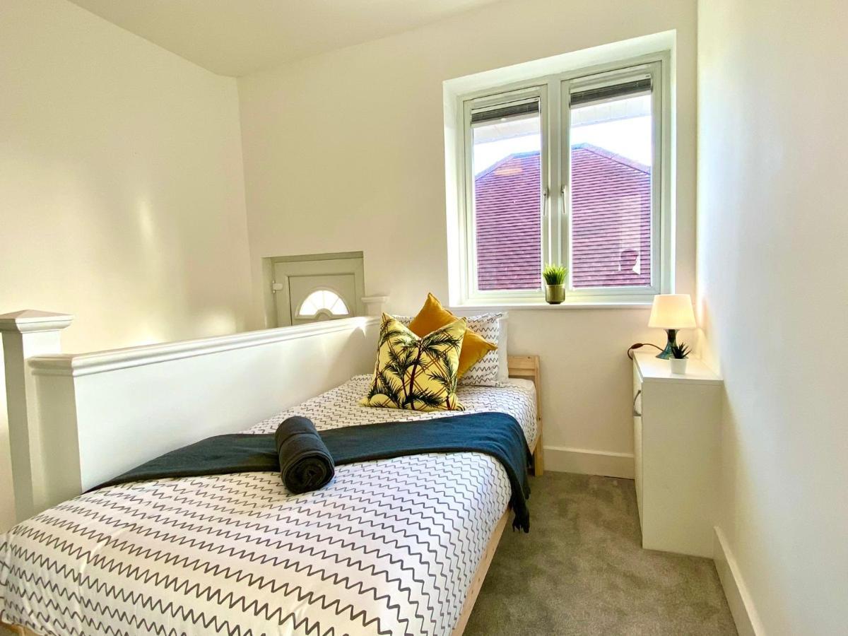 2 Min Walk To The Best Beach! Stunning Newly Refurbished Stylish 2 Bedroom Apartment! - Great Location - Free Parking - Fast Wifi - Smart Tv - Sleeps Up To 4! Close To Bournemouth & Poole Town Centre & Sandbanks Extérieur photo