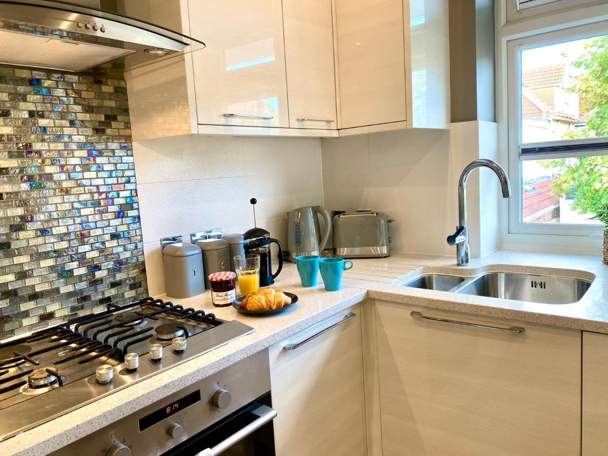 2 Min Walk To The Best Beach! Stunning Newly Refurbished Stylish 2 Bedroom Apartment! - Great Location - Free Parking - Fast Wifi - Smart Tv - Sleeps Up To 4! Close To Bournemouth & Poole Town Centre & Sandbanks Extérieur photo